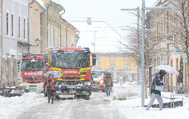 VIDEO Zbog snijega u Sloveniji deseci tisuća ostali bez struje