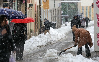 VIDEO Zbog snijega u Sloveniji deseci tisuća ostali bez struje