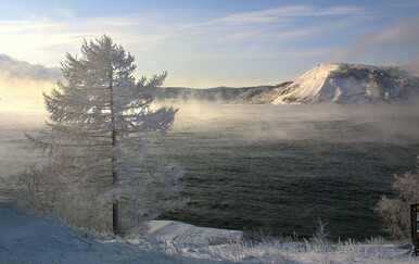 Sedam kineskih turista i ruski vozač poginuli su nakon što je njihov minibus probio led na jezeru Bajkal