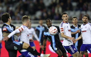 UŽIVO HAJDUK - RIJEKA Petrovič zaradio crveni karton nakon brutalnog starta nad Guillamonom