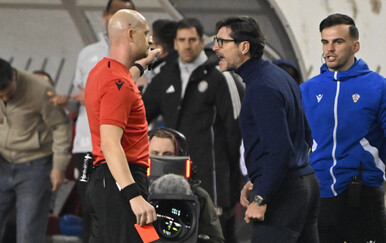 Trener Rijeke poludio na Poljudu! Uletio u teren, bacao bocu vode i dobio crveni karton