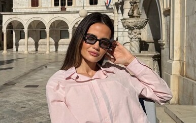 Adriana Ćaleta-Car u sivom baloneru i crnim mokasinkama