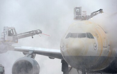 Punih 8 sati putnici ostali zarobljeni u zrakoplovu zbog snijega i leda