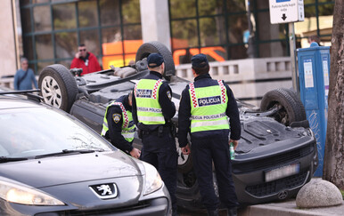 Sudar u centru Splita: Auto završio na krovu, jedna osoba ozlijeđena