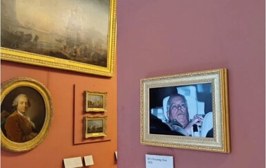 Fotografija uhićenja princa Andrewa bila je nakratko izvješena u pariškom Louvreu.