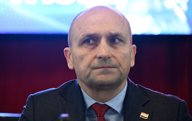 Anušić Milanoviću: Dnevno politički manevri štete hrvatskoj vojsci