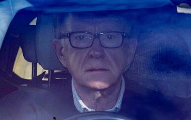 Bivši britanski veleposlanik u SAD-u pušten uz jamčevinu