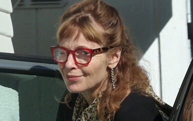 Dey Young snimljena u šetnji