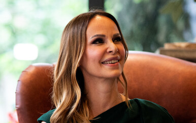 Josipa Pavičić u gležnjačama bez prstiju i haljini bez naramenica