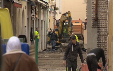 Stavljen novi sloj asfalta kroz ulicu i povijesnu jezgru Pule