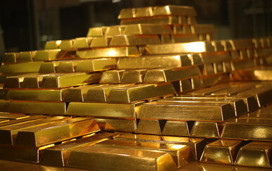 Maskirani razbojnik harao Osijekom: Krao zlatne poluge i dukate, preskakao pultove i prijetio djelatnicama