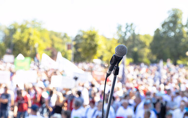 Thompson se ori na predizbornim skupovima u Sloveniji