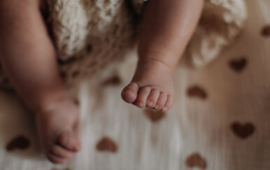 Očuh je osuđen na doživotni zatvor zbog ubojstva petomjesečne bebe svoje partnerice