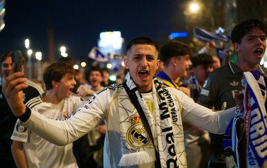 VIDEO Šokantan detalj s Bernabeua: Navijač Reala "mjerio živicu" u kameru uoči utakmice s Benficom