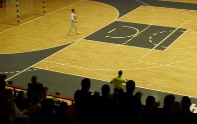 VIDEO Maskirani napadači u Banjoj Luci upali na tribinu i napravili kaos, ima ozlijeđenih