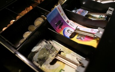 Blagajnica i 21 policajac navodno ukrali luksuzne predmete iz trgovine u Rimu