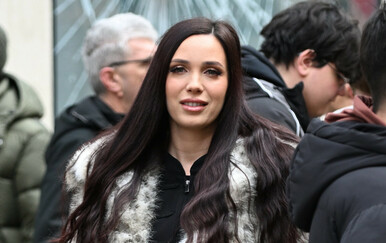 Ulična moda Zagreb u trapez trapericama i kratkoj bundi