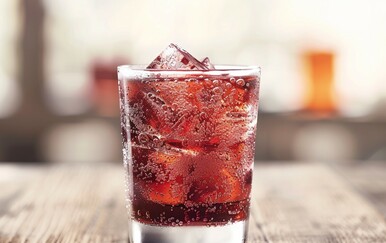 Za opuštanje i laku noć: Recept za bezalkoholni koktel od tri sastojka koji se pije prije spavanja