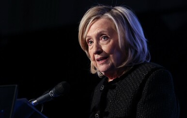 Clinton tvrdi da ne zna ništa o Epsteinu, svjedočenje prekinuto zbog fotografija