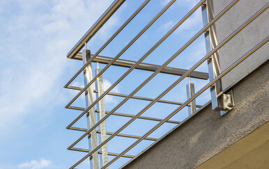 Žena pala kroz prozor dok je bježala od napadača