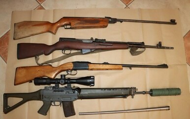 FOTO Policija zaplijenila mali arsenal: Dva muškarca skrivala hrpu oružja