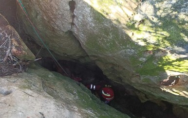 Pas i vlasnik propali u jamu od 20 metara na Dugom otoku, spasio ih HGSS