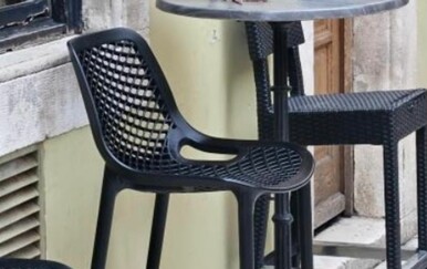 Bizarna scena iz Šibenika nasmijala publiku! Pogledajte tko je svratio na kavu