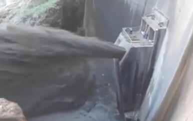 Kakva sila! Otvorili ispust na brani, od moćnog prizora gledateljima zaklecala koljena