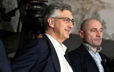 Andrej Plenković sa sinovima na košarkaškoj utakmici