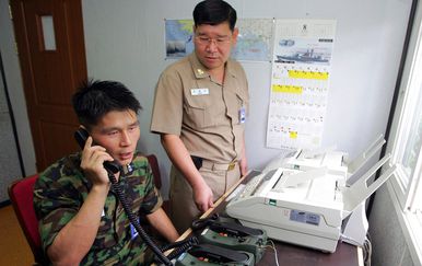 Južnokorejski vojnik na telefonu (Foto: AFP)