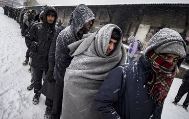 Migranti stoje u redu za hranu u prihvatilištu u Beogradu (Foto: AFP)