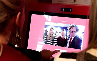 Uređaj koji pokazuje razinu sreće i određuje starost u Addiko Express poslovnici (Foto: Anamaria Batur)