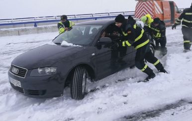 Vozači zaglavljeni na autocesti u Španjolskoj (Screenshot Reuters)