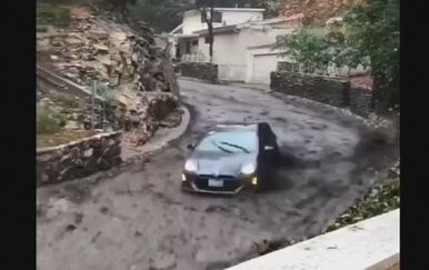 Bujica u Kalifoniji odnijela automobil (Screenshot Reuters)