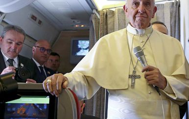 Papa u avionu za Južnu Ameriku (Foto: AFP)