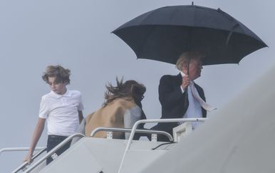 Donald Trump odlučio je kako kišobran neće podijeliti sa suprugom i sinom (Foto: AFP)