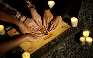 Ouija ploča najčešće je sredstvo pomoću kojeg živi pokušavaju komunicirati s mrtvima (FOTO: Profimedia)