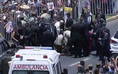 Papa Franjo utješio policajku palu s konja (Foto: AFP) - 2