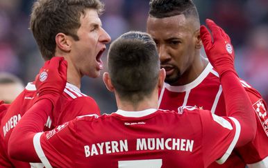Thomas Müller slavi gol sa suigračima (Foto: AFP)