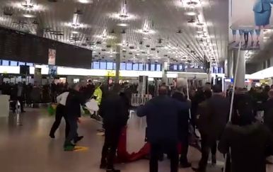 Tučnjava na aerodromu u Hannoveru (Screenshot Facebook)