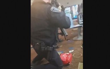 Policajac u kuglani u kojoj se dogodio napad (Foto: Screenshot AP)
