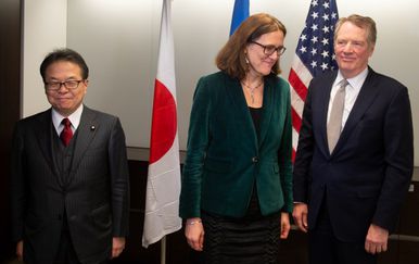 Japanski ministar gospodarstva Hiroshige Seko, povjerencia EU za trgovinu Cecilia Malmstrom i američki predstavnik za trgovinu Robert Lighthizer (Foto: AFP)