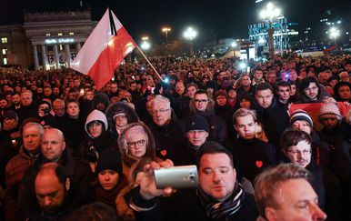 Prosvjed u Varšavi (Foto: Janek SKARZYNSKI / AFP)