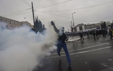 Policija na prosvjednike u Ateni baca suzavac (Foto: AFP)