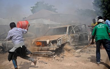 Ljudi gase automobil nakon eksplozije u Mogadišu (Foto: Arhiva/AFP)