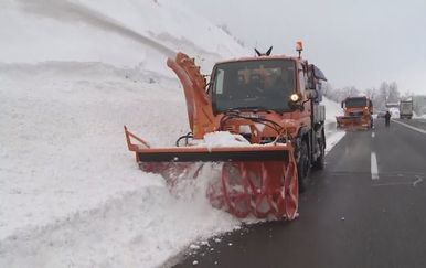 Gračac se bori sa snijegom (Foto: Dnevnik.hr) - 1