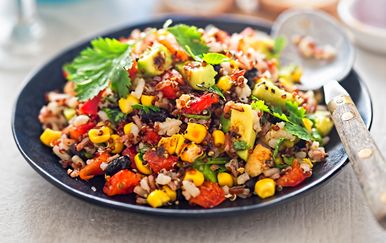 Salata od tune s crvenom kvinojom i povrćem