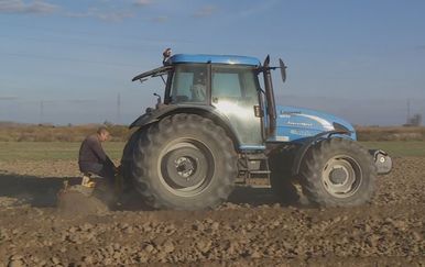 Koriste i traktore u internetskim prijevarama - 6