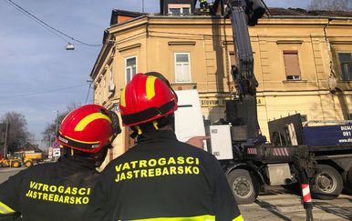 Vatrogasci iz Jastrebarskog skidaju teški dimnjak u središtu Siska