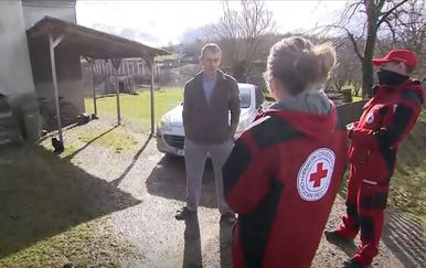 Volonteri Crvenog križa razgovaraju s ljudima - 4